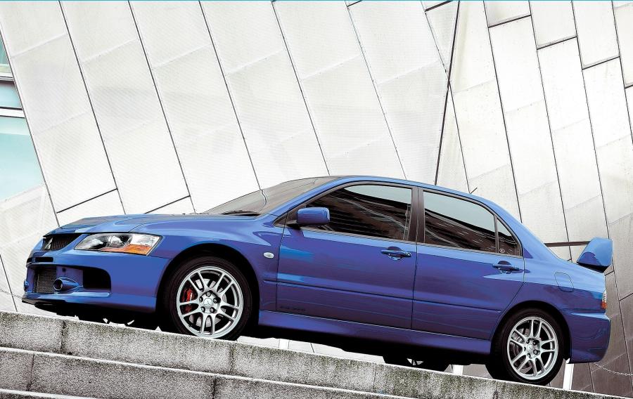  Mitsubishi Lancer Evolution IX 2005 года  (фото 29 из 32)